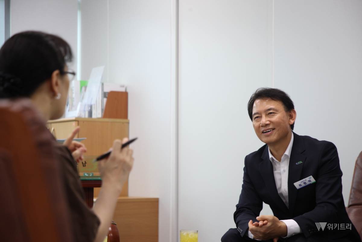 최현덕 시장이 남양주시선거관리위원회를 방문해 공정한 선거문화 정착과 협력 방안에 대해 의견을 나누고 있다