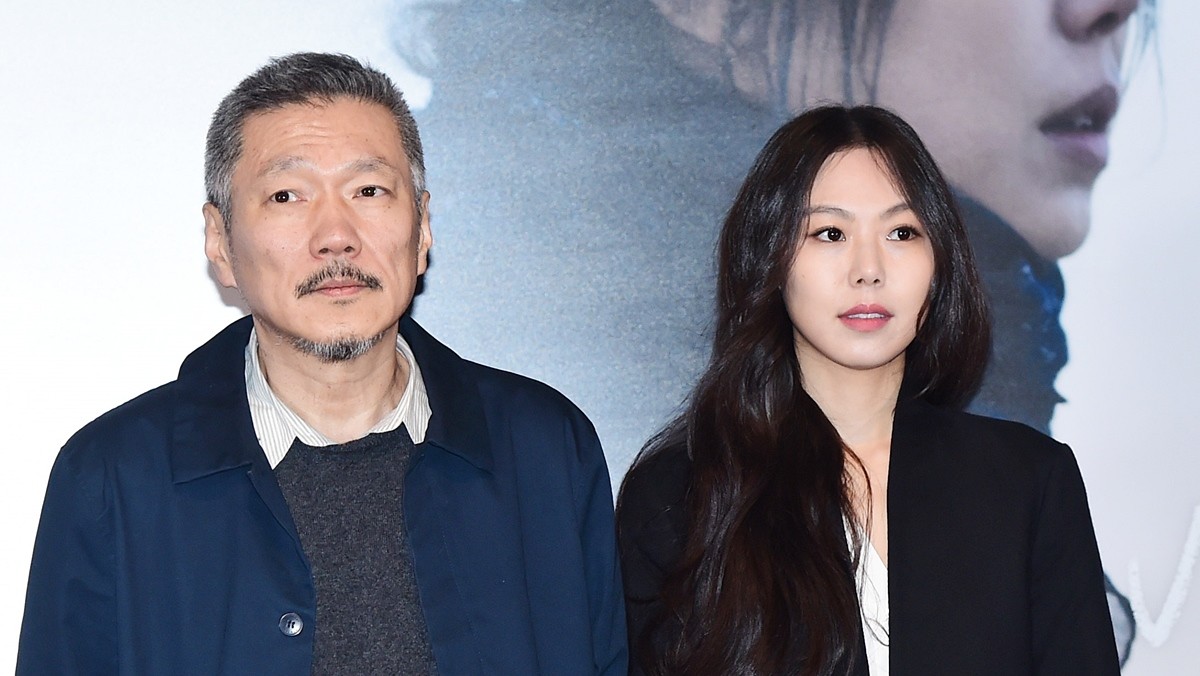 2017년 영화 ‘밤의 해변에서 혼자’ 언론 시사회에 참석해 열애 사실을 밝힌 홍상수 감독과 배우 김민희 / 뉴스1