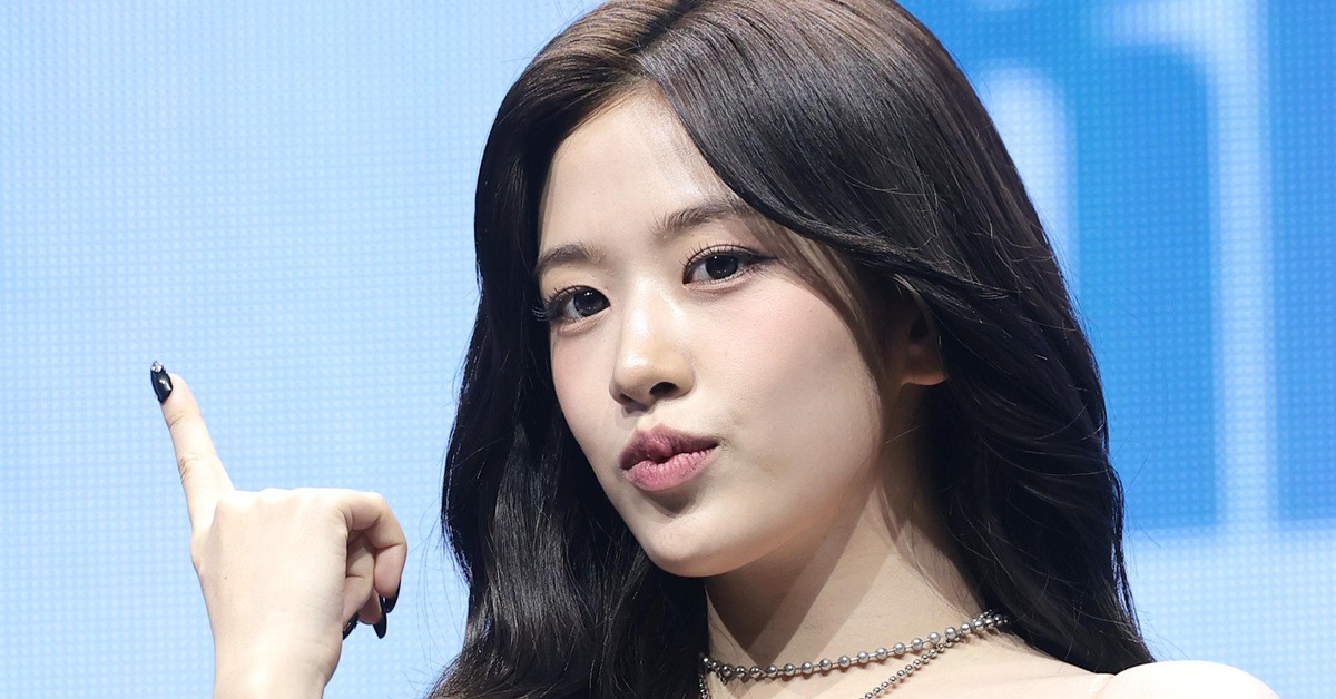 그룹 아이브(IVE)의 안유진이 지난 2월 23일 서울 광진구 예스24라이브홀에서 가진 정규 2집 'REVIVE+(리바이브 플러스)' 발매 쇼케이스에서 포즈를 취하고 있다. / 뉴스1