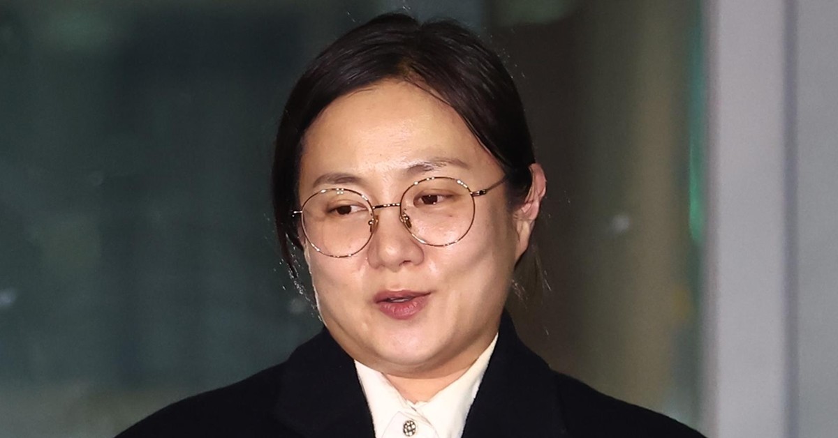 전직 매니저들에게 갑질을 했다는 등의 의혹에 휩싸인 방송인 박나래가 지난 2월 20일 밤 서울 강남경찰서에서 피고발인 조사를 마치고 나오며 취재진 질의에 답변하고 있다. / 뉴스1