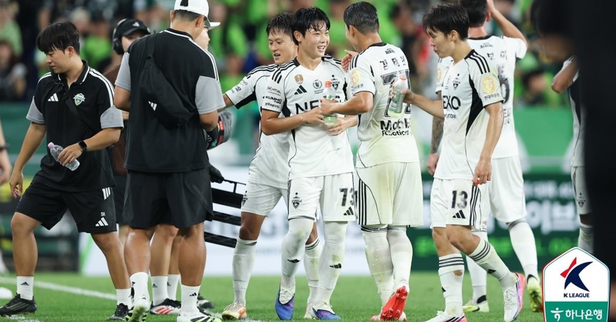 전북, 현대가 더비 3-1 완승…'17세 신예'가 갑자기 나타나 해냈다