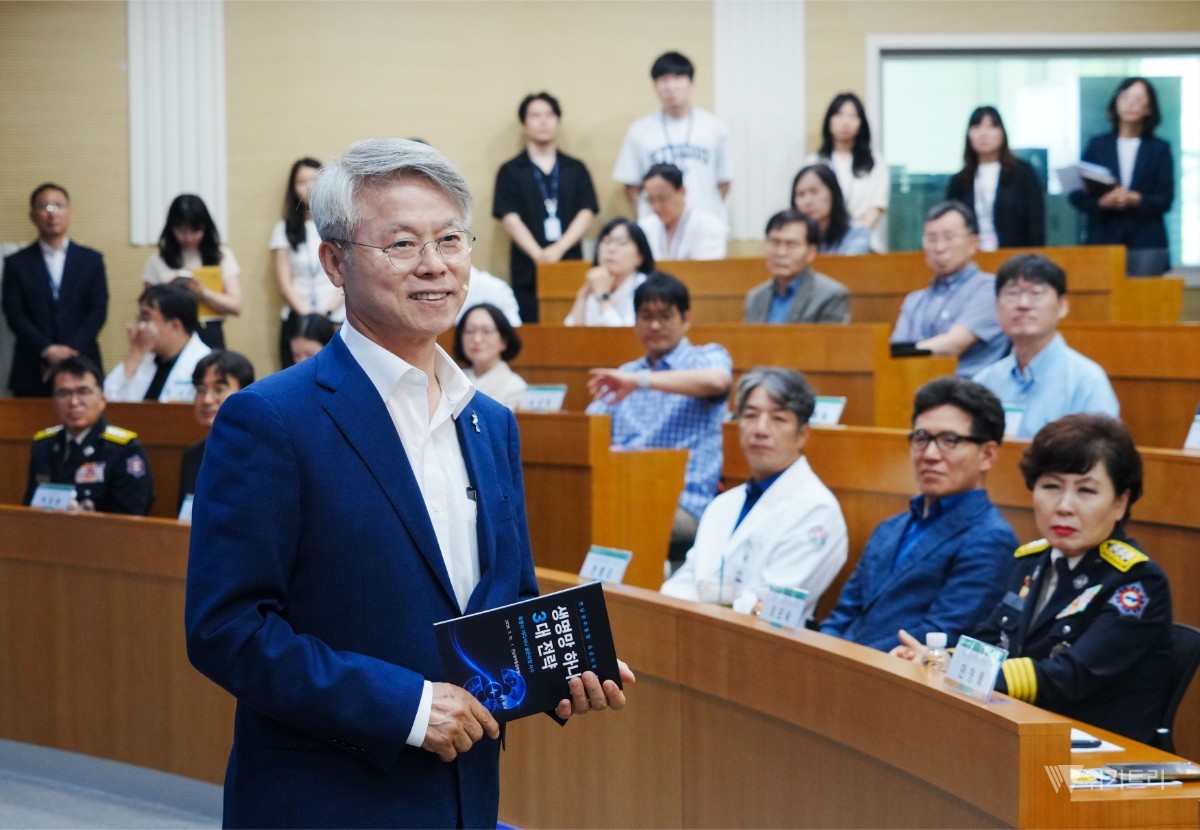 민형배 전남광주통합특별시장이 10일 오전 동구 전남대병원 의생명연구원을 방문해 정신 전남대병원장, 소방, 유관기관 관계자들과 지역 응급의료체계를 점검하고 있다./전남광주통합특별시