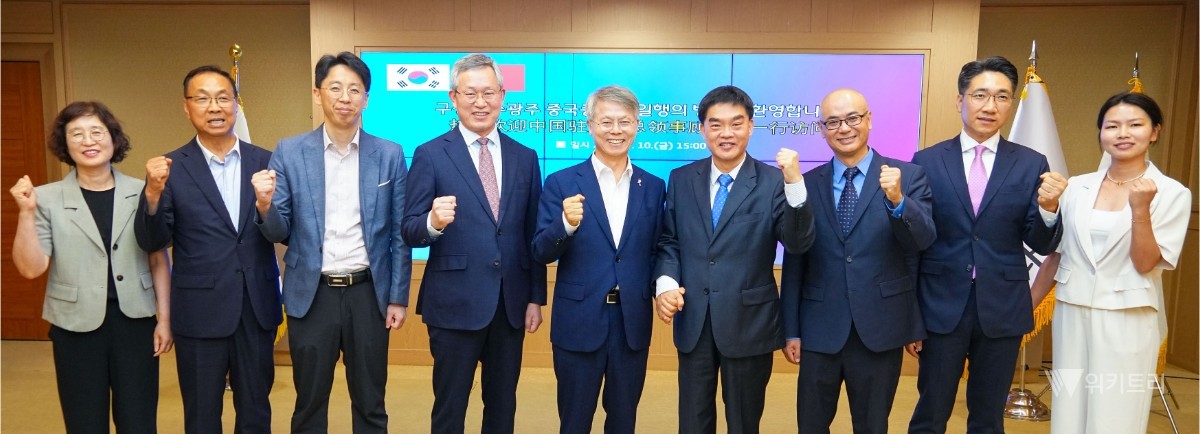 민형배 전남광주통합특별시장이 10일 오후 광주청사 비즈니스룸에서 구징치 주광주 중국총영사를 접견하고 전남광주특별시와 중국 간 교류협력 방안을 논의한 뒤 기념촬영을 하고 있다./전남광주통합특별시