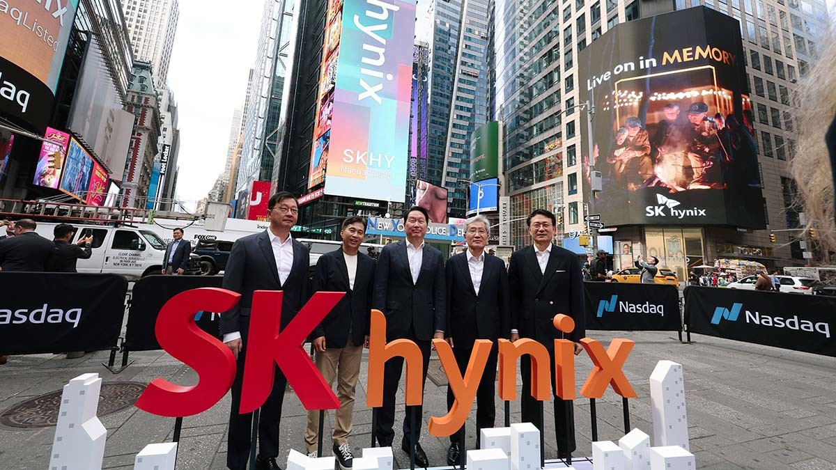 최태원 SK그룹 회장, 곽노정 SK하이닉스 CEO 등 주요 경영진이 미국 뉴욕 타임스스퀘어 나스닥 타워 앞에서 기념 촬영을 하고 있다. 왼쪽부터 최재원 SK스퀘어 수석부회장, 곽노정 SK하이닉스 CEO, 최태원 SK그룹 회장, 고승범 SK하이닉스 사외이사 겸 이사회 의장, 유정준 SK(주) 미주총괄 부회장. / SK하이닉스 제공