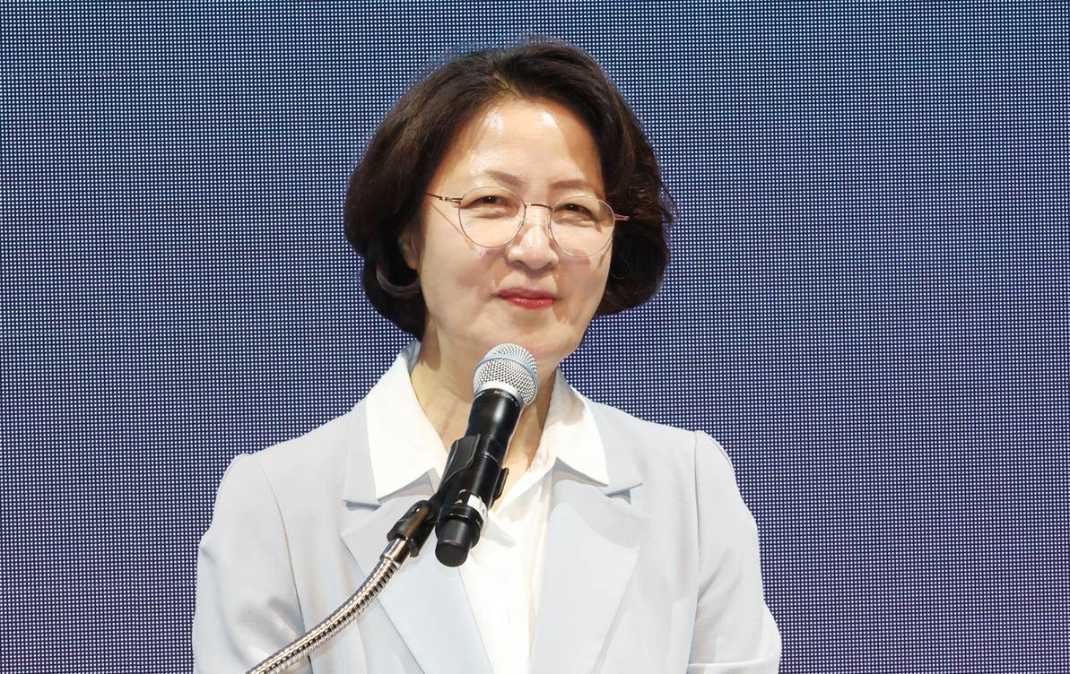 추미애 경기도지사가 지난 1일 경기 수원시 영통구 경기도청에서 열린 제37대 경기도지사 취임식에서 취임사를 하고 있다. 자료 사진. 추미애 지사는 지난 6일과 8일에 이어 이날 계획된 실국별 업무보고를 돌연 중단한 채 예정에 없던 실국장회의를 소집했다. 추 지사는 이 자리에서 '그동안의 보고에는 사업에 대한 냉정한 평가와 성찰보다 장밋빛 전망이 앞섰다. 업무보고는 도지사의 눈과 귀를 가리는 자리가 아니'라고 강조했다. / 뉴스1