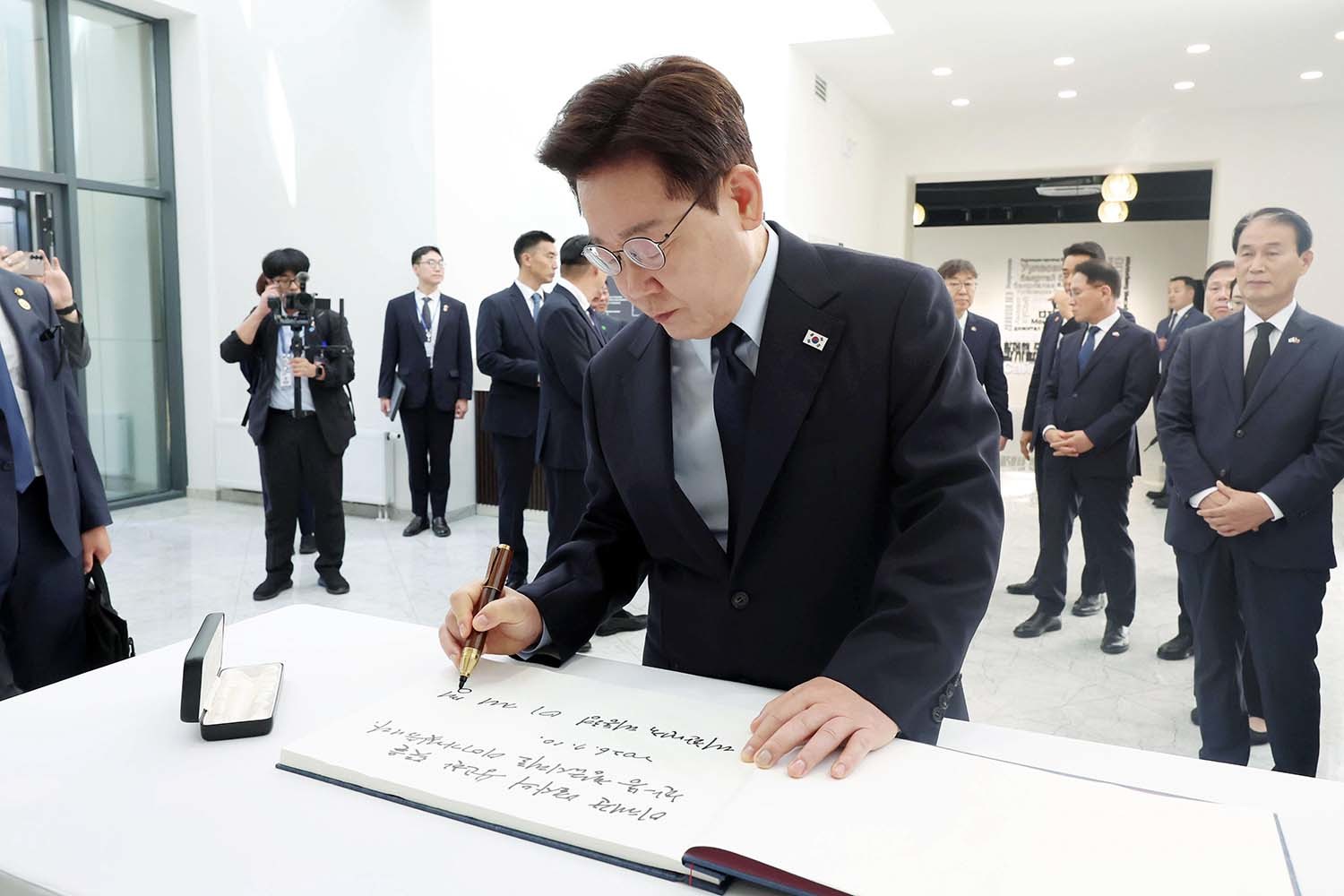 몽골을 국빈 방문 중인 이재명 대통령이 10일(현지시간) 울란바타르 이태준 열사 기념관을 방문해 방명록을 작성하고 있다. / 뉴스1