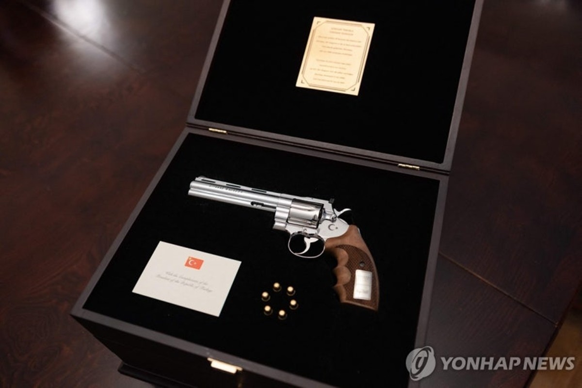 에르도안 튀르키예 대통령이 이재명 대통령 등 각국 정상에게 선물한 권총 사진. 해당 권총은 총열과 방아쇠 등은 은색 금속으로, 손잡이는 나무로 추정되는 갈색 재질로 만들어졌다. 총알은 6개가 선물 상자에 담겼다. / 리투아니아 대통령실 제공-연합뉴스