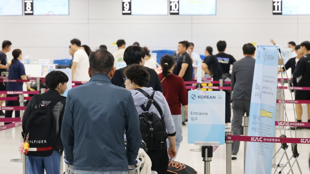제주공항에 관광객이 줄을 기다리고 있다. / 연합뉴스