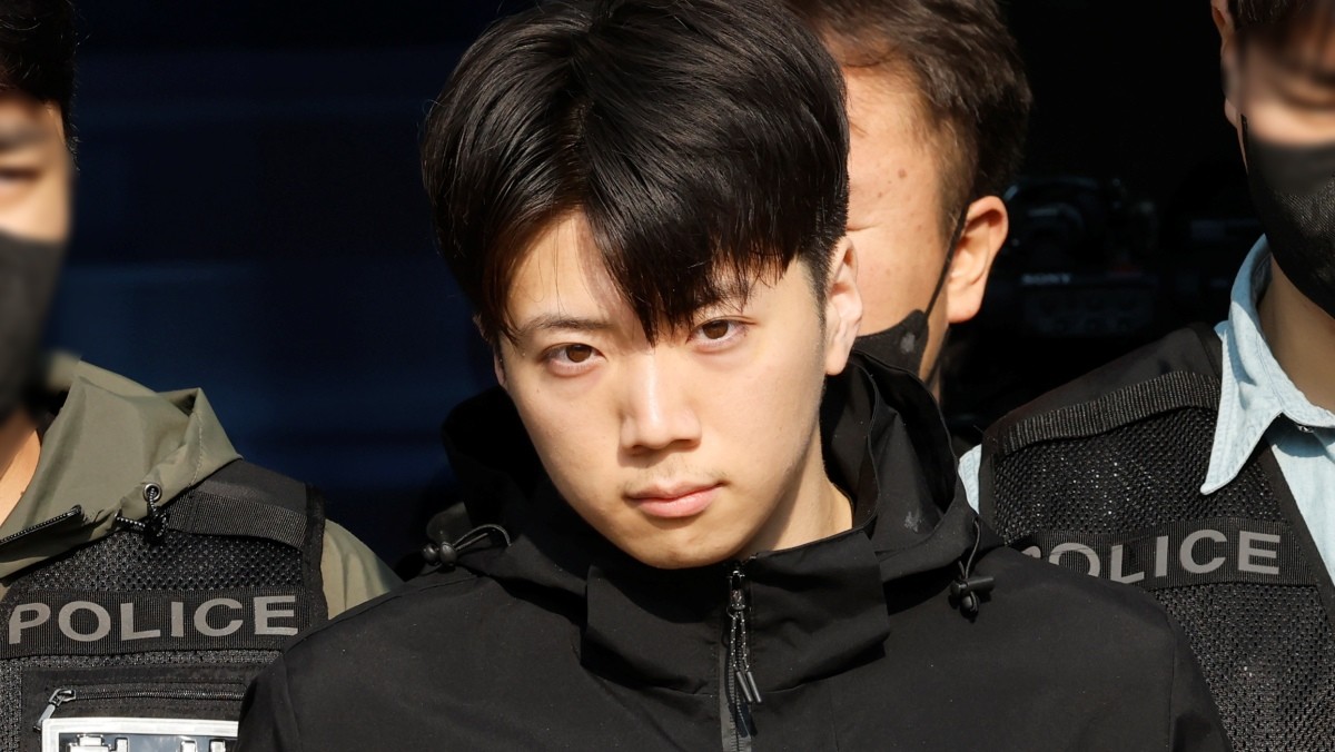 광주 도심에서 일면식도 없는 10대 여고생을 살해한 장윤기가 지난 5월 14일 오전 광주 서부경찰서에서 검찰로 송치되고 있다. / 뉴스1