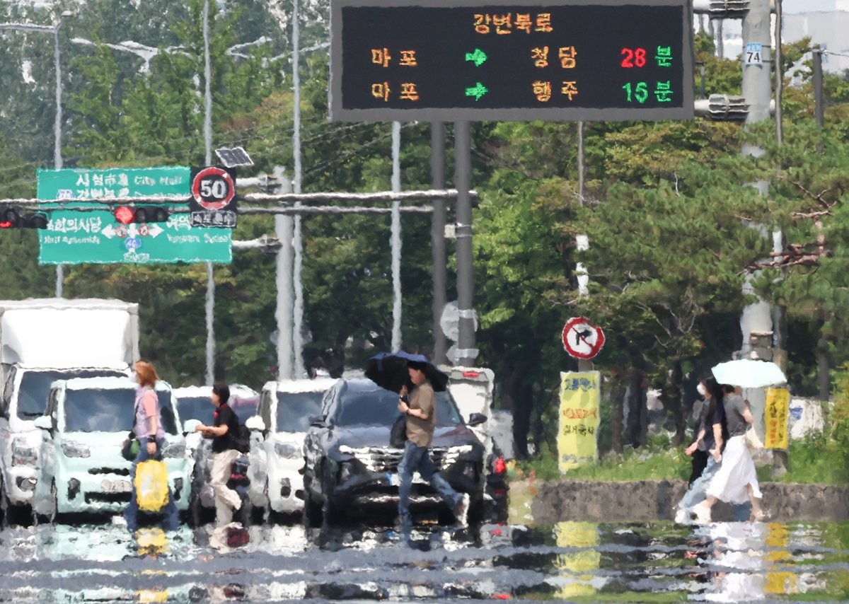 폭염 속 서울 영등포구 여의도 일대에 뜨겁게 달궈진 아스팔트 위로 아지랑이가 피어오르고 있다. 기사 이해를 돕기 위한 자료 사진. 11일 오전 11시를 기해 폭염주의보가 서울 전역으로 확대되면서 서울시가 대응을 강화한다고 밝혔다. 서울시는 시민들의 피해를 최소화하기 위해 폭염 종합지원상황실을 가동하고 있다. 이와 함께 기상 현황과 피해 발생 현황, 취약계층 보호 현황을 모니터링하고 대응하고 있다. / 뉴스1
