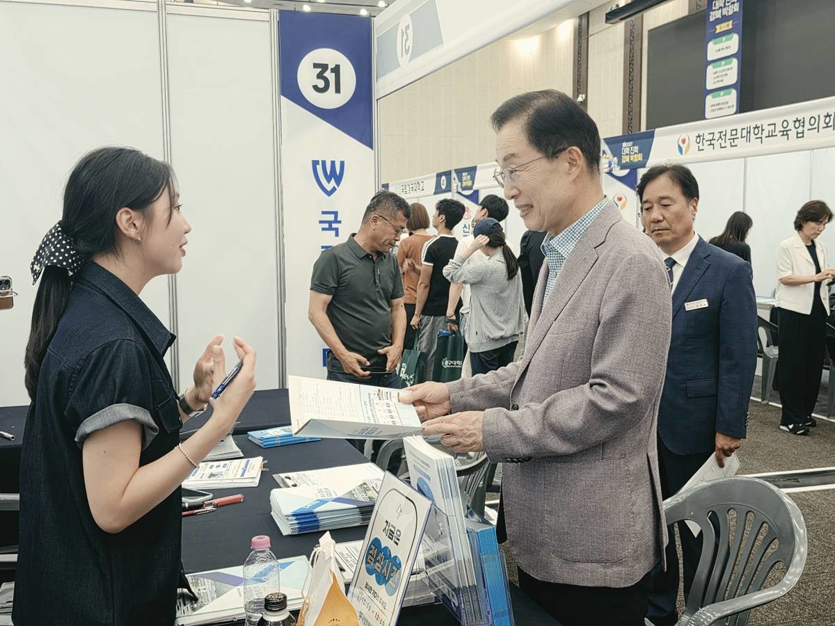 11일 경주화백컨벤션센터(HICO)에서 열린 박람회 방문한 임종식 교육감