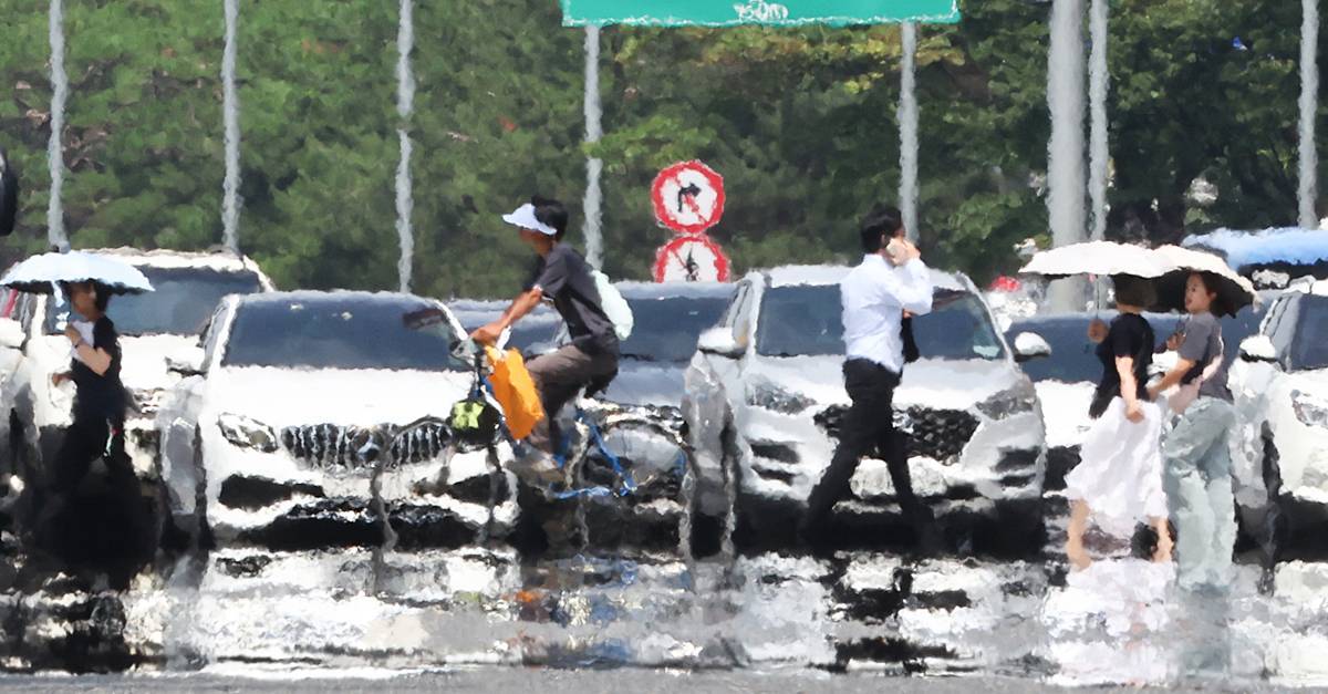 “야외활동 즉각 중지”…12일 오전 10시 기해 ‘첫 폭염중대경보’ 발령된 ‘2곳’