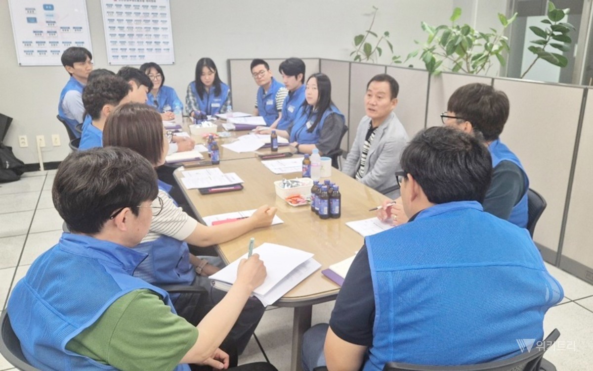 김태성 신안군수가 공직 사회의 사기 진작과 근무 환경의 근본적인 혁신을 위한 본격적인 소통 행보에 나서 지역 사회 안팎의 이목이 쏠리고 있다. / 신안군