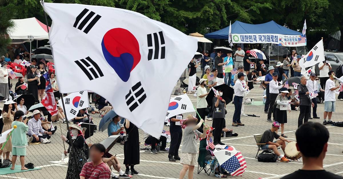 6·3 지방선거 투표용지 부족사태로 인한 '잠실 봉쇄시위'가 계속되고 있는 지난 5일 서울 송파구 올림픽공원 핸드볼경기장 인근에서 참가자들이 재선거를 요구하는 구호를 외치고 있다 / 뉴스1
