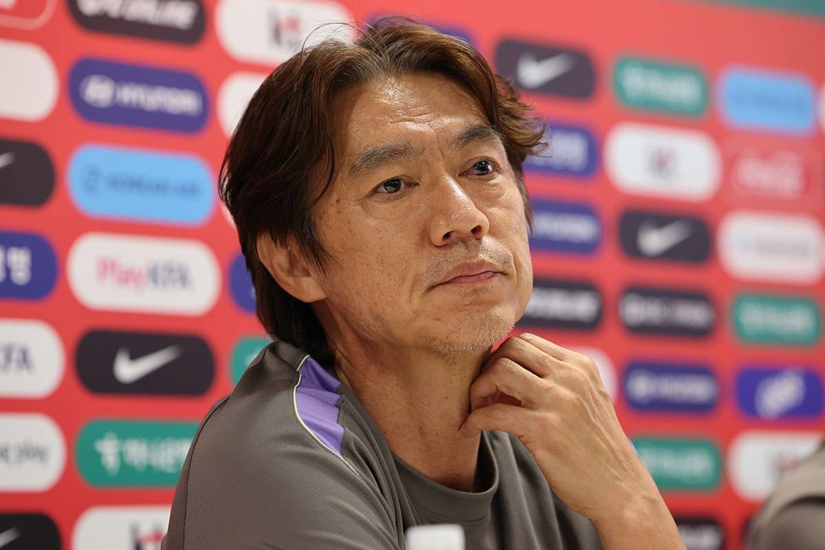 홍명보 대한민국 축구국가대표팀 감독이 지난달 25일(현지시간) 멕시코 과달라하라 인근 대한민국 축구대표팀의 베이스캠프 훈련장인 사포판 치바스 바예 베르데에서 훈련에 앞서 인터뷰를 하고 있다 / 뉴스1