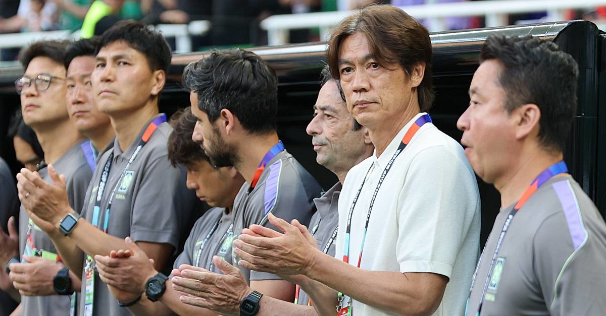 대한민국 축구국가대표팀 홍명보 감독이 지난달 18일(현지시간) 멕시코 과달라하라 스타디움에서 열린 2026 북중미 월드컵 A조 조별리그 2차전 대한민국과 멕시코의 경기에 앞서 손뼉치고 있다 / 뉴스1
