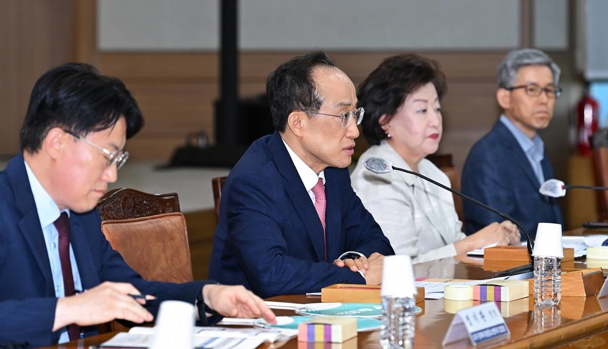 추경호 대구시장(왼쪽부터 2번째)이 지난 10일 대구상공회의소에서 열린 2026년 상반기 경제동향보고회에 참석하고 있다./대구시