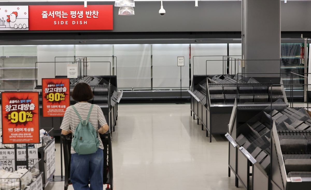 서울 시내 한 홈플러스 진열대가 비어있는 모습. / 연합뉴스