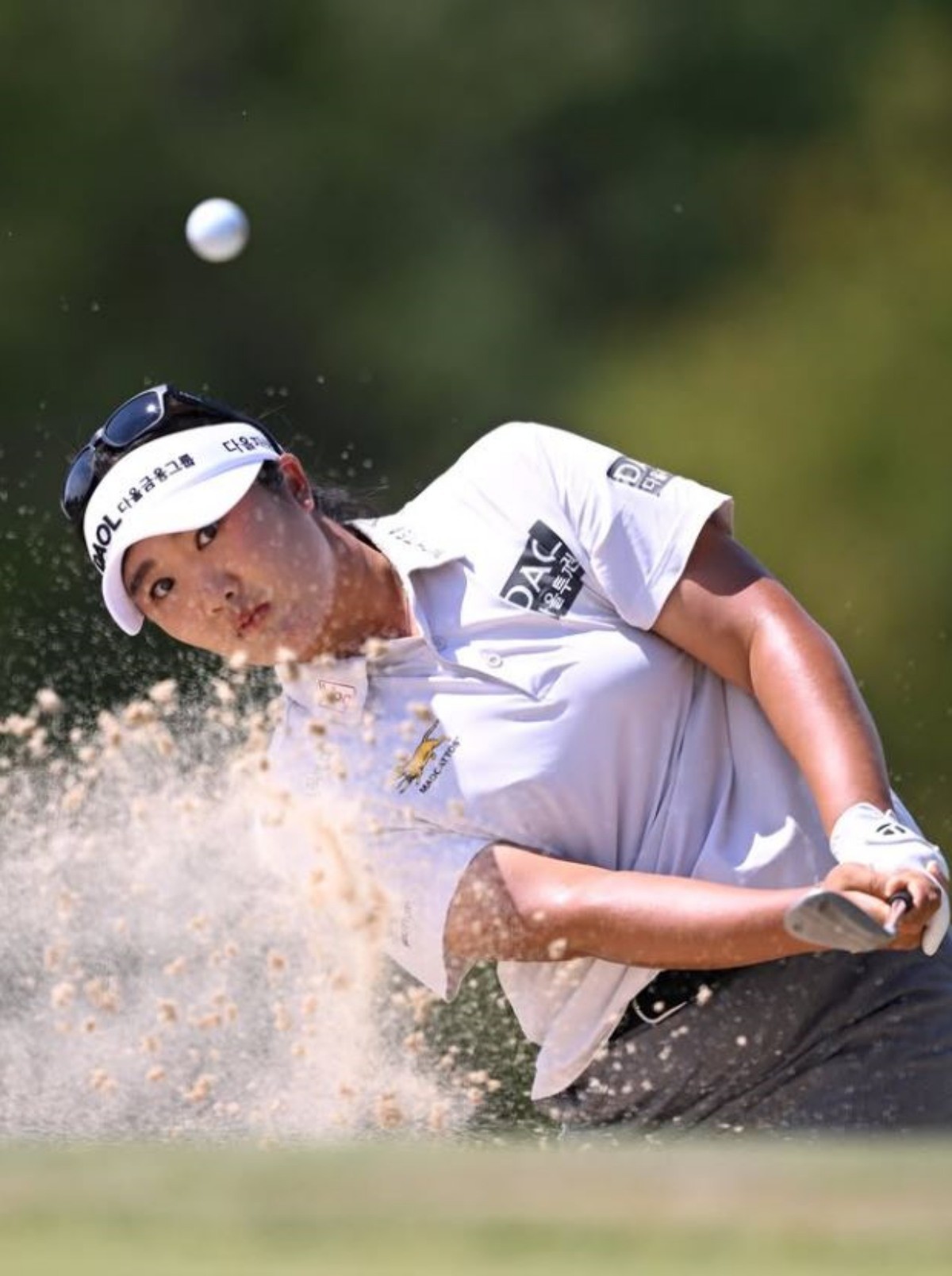 벙커샷을 시도하는 유해란. / LPGA 투어 인스타그램 캡처