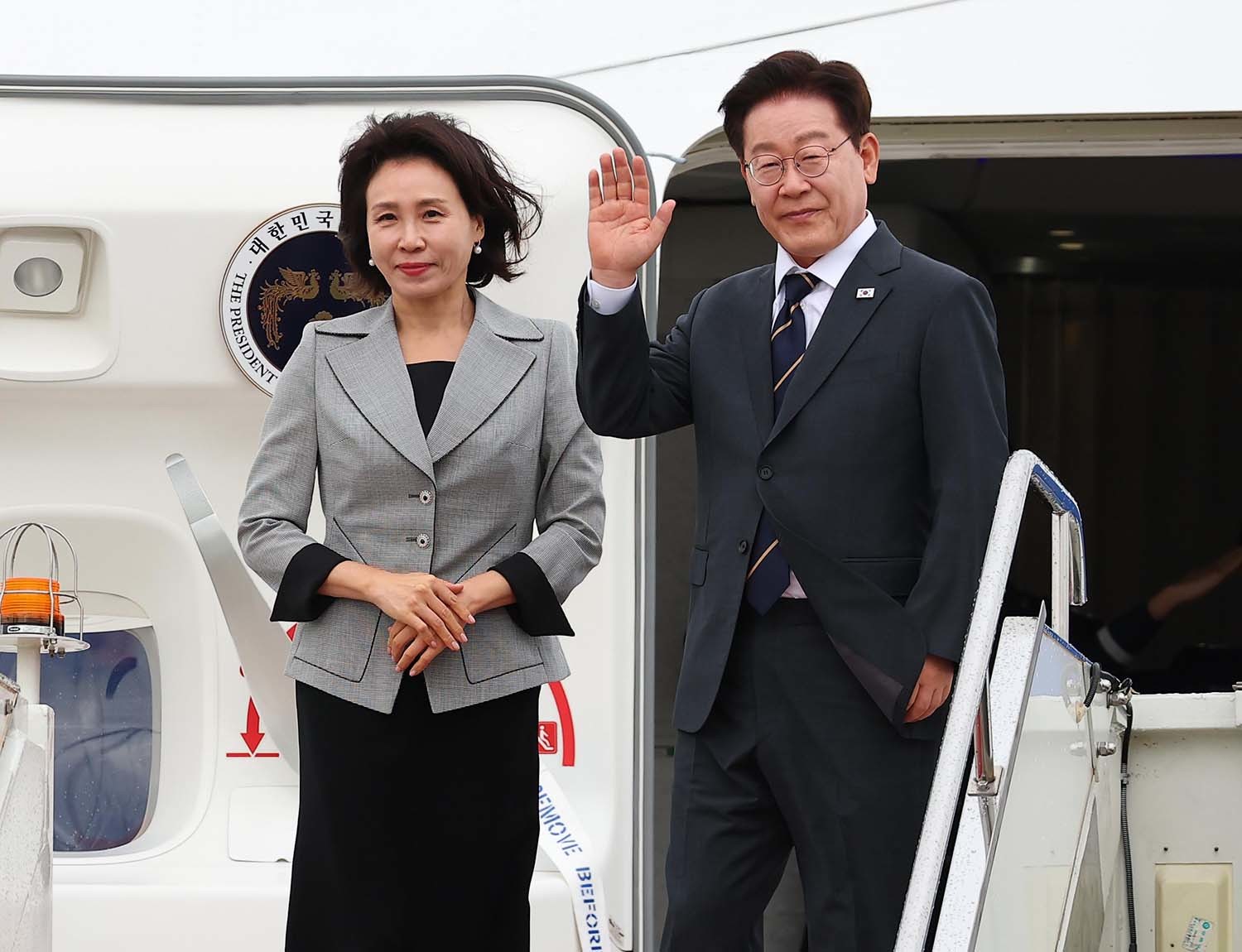 몽골 국빈 방문 공식일정을 마치고 귀국하는 이재명 대통령과 김혜경 여사가 11일(현지시간) 칭기스칸 국제공항 한국행 공군 1호기에서 환송객에게 인사하고 있다. / 뉴스1