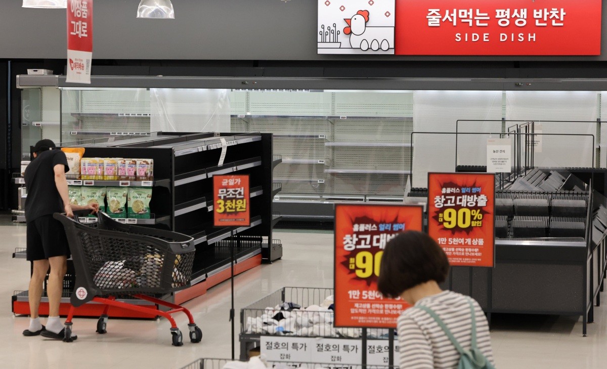 서울 시내 한 홈플러스 진열대가 비어있는 모습 / 연합뉴스