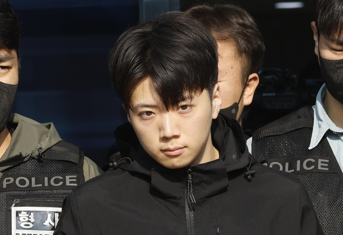 광주 도심에서 일면식도 없는 10대 여고생을 살해한 장윤기 씨가 지난 5월 14일 광주 서부경찰서에서 검찰로 송치되고 있다. / 뉴스1