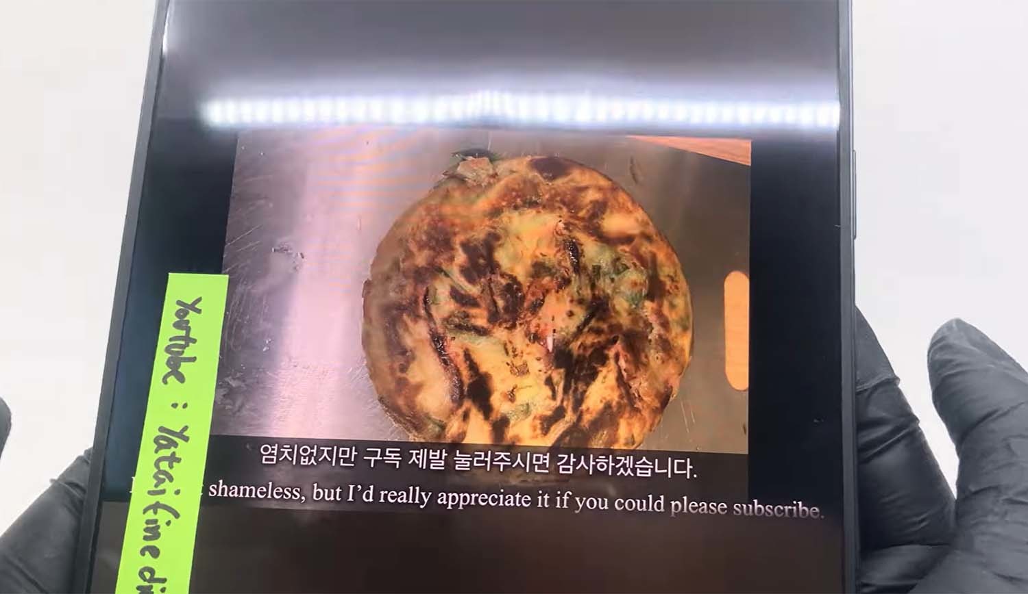 주름이 없는 차세대 갤럭시 Z 폴드(갤럭시 Z 폴드8)의 디스플레이를 담은 것으로 보이는 영상이 인터넷 커뮤니티와 유튜브 등에서 화제를 모으고 있다. / 'やたいFineDining' 유튜브