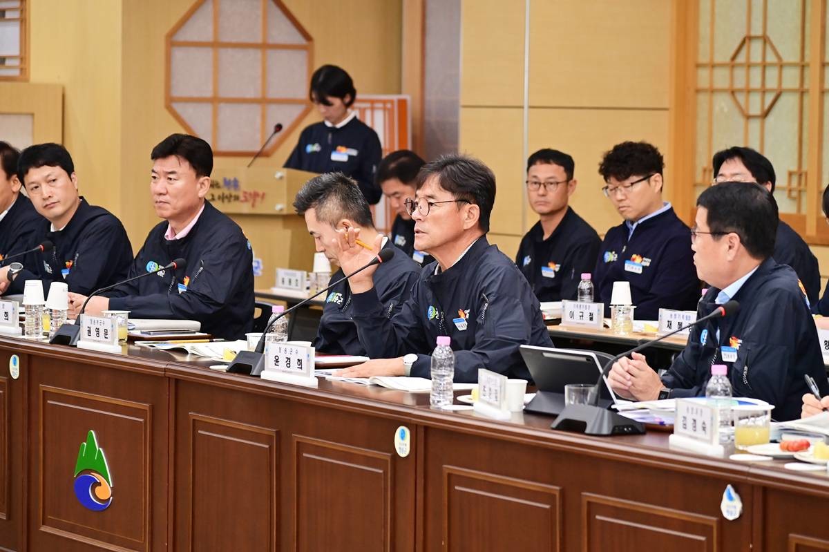 청송군과 박형수 국회의원 간 예산정책협의회에서 윤경희 청송군수가 현안사업을 설명하고 있다.