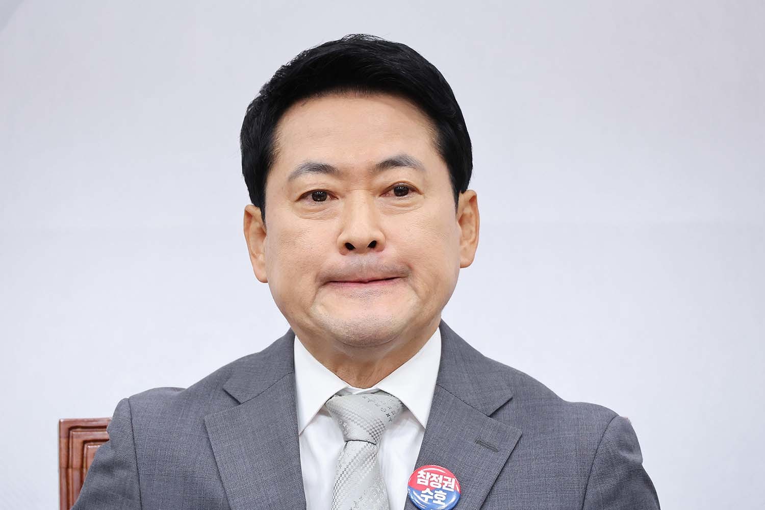 장동혁 국민의힘 대표가 13일 서울 여의도 국회에서 열린 최고위원회의에서 생각에 잠겨 있다. / 뉴스1