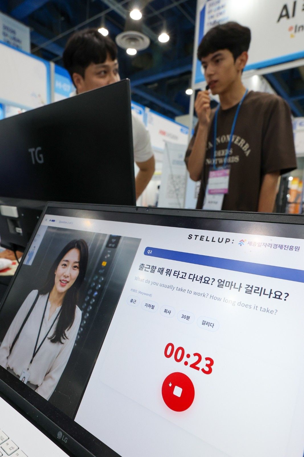 외국인 구직자가 채용박람회에 마련된 인공지능 기반 한국어 면접 체험 프로그램을 이용하고 있다. / 뉴스1