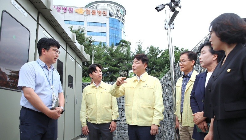 전문학 청장이 이달 8일 탄방동 지하차도 일대를 점검하고 있다./사진=대전 서구