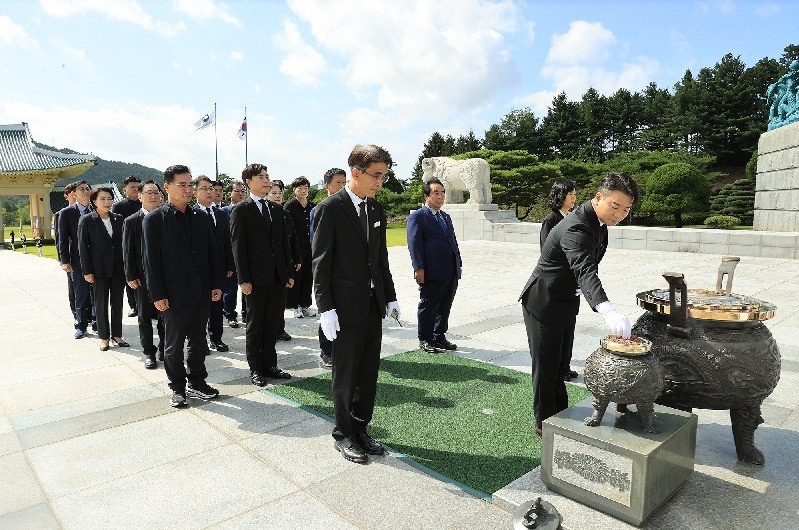 대전 서구의회가 13일 국립대전현충원을 찾아 순국선열과 호국영령의 숭고한 희생정신을 기리며 제10대 의회의 힘찬 출발을 알렸다. 강정수 의장은 “오늘의 대한민국을 있게 한 순국선열과 호국영령의 숭고한 희생에 깊은 경의를 표한다”라며 “제10대 서구의회는 그 뜻을 가슴에 새기고 ‘새로운 도약, 구민과 함께하는 서구의회’ 실현을 위해 최선을 다하겠다”라고 말했다./사진=대전서구의회