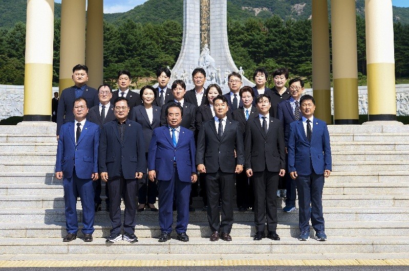 이날 현충원을 찾은 서구의회 의원들은 국가를 위해 헌신한 선열들의 뜻을 되새기며, 구민의 복리 증진과 지역 발전을 위해 책임 있는 의정활동을 펼쳐 나갈 것을 다짐했다./사진=대전서구의회