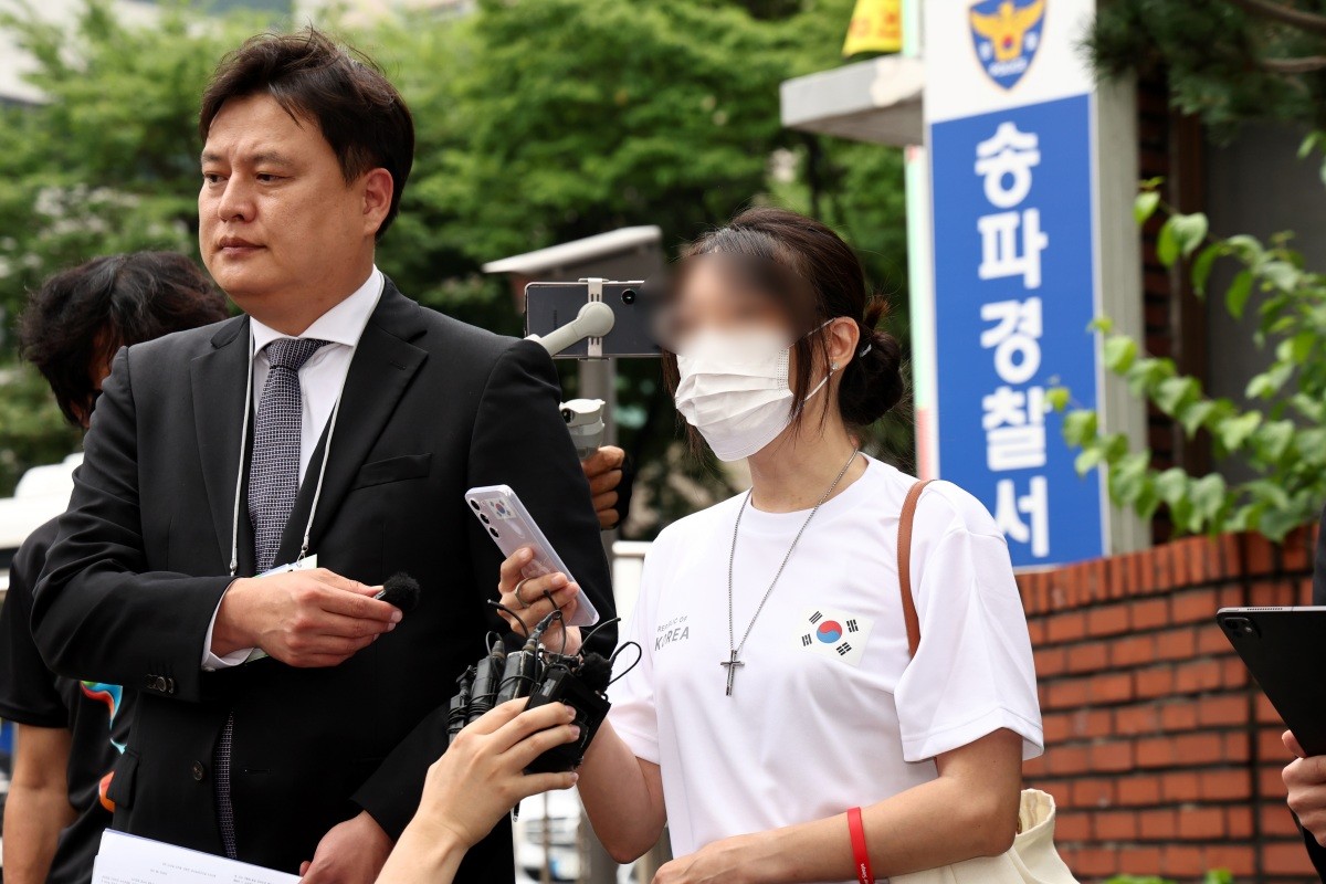 잠실 개표소 봉쇄 시위에서 체육단체 관계자들의 진입을 막아 '올다르크'(올림픽공원+잔 다르크)로 불린 여성 A 씨가 10일 오후 서울 송파구 송파경찰서 앞에서 경찰 조사를 앞두고 입장을 밝히고 있다. / 뉴스1