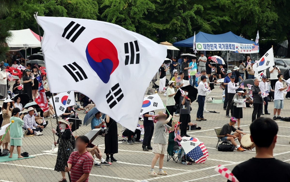 6·3 지방선거 투표용지 부족사태로 인한 '잠실 봉쇄시위'가 계속되고 있는 지난 5일 서울 송파구 올림픽공원 핸드볼경기장 인근에서 참가자들이 재선거를 요구하는 구호를 외치고 있다. / 뉴스1