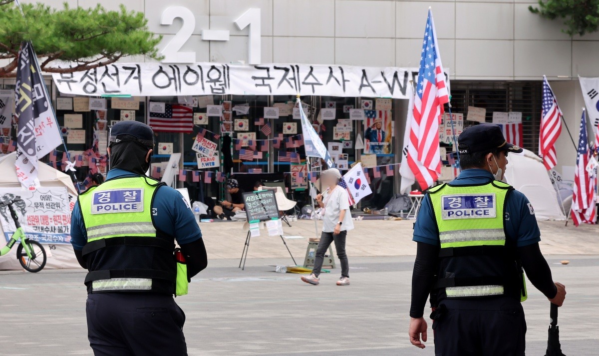 6·3 지방선거 투표용지 부족사태로 인한 '잠실 봉쇄시위'가 계속되고 있는 지난 5일 서울 송파구 올림픽공원 핸드볼경기장에 경찰이 배치돼 있다 / 뉴스1