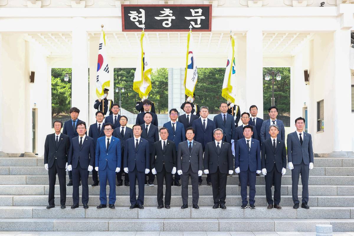 경북도의회, 영천호국원 참배로 '책임의정' 다짐