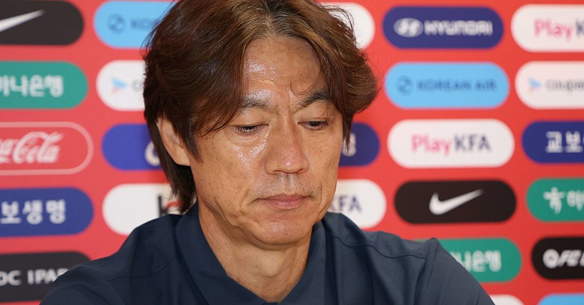 한국 축구 국가대표팀 홍명보 감독이 지난달 28일(현지시간) 멕시코 과달라하라 인근 사포판 치바스 바예 베르데 훈련장에 마련된 베이스캠프에서 열린 월드컵 결산 기자회견에서 부진에 대한 책임을 지고 감독직에서 물러나겠다는 뜻을 밝히고 있다 / 뉴스1