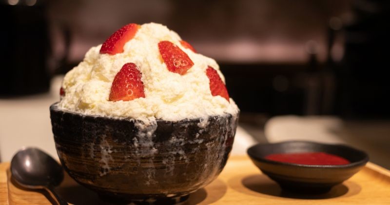 달콤한 딸기 토핑이 들어간 빙수 디저트, 딸기 빙수 / 셔터스톡
