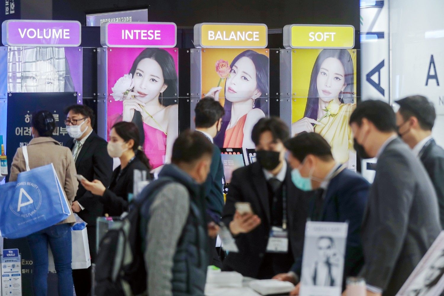 미용·의료기기 박람회를 찾은 관람객들이 다양한 뷰티 콘셉트와 관련 제품을 살펴보고 있다. / 뉴스1
