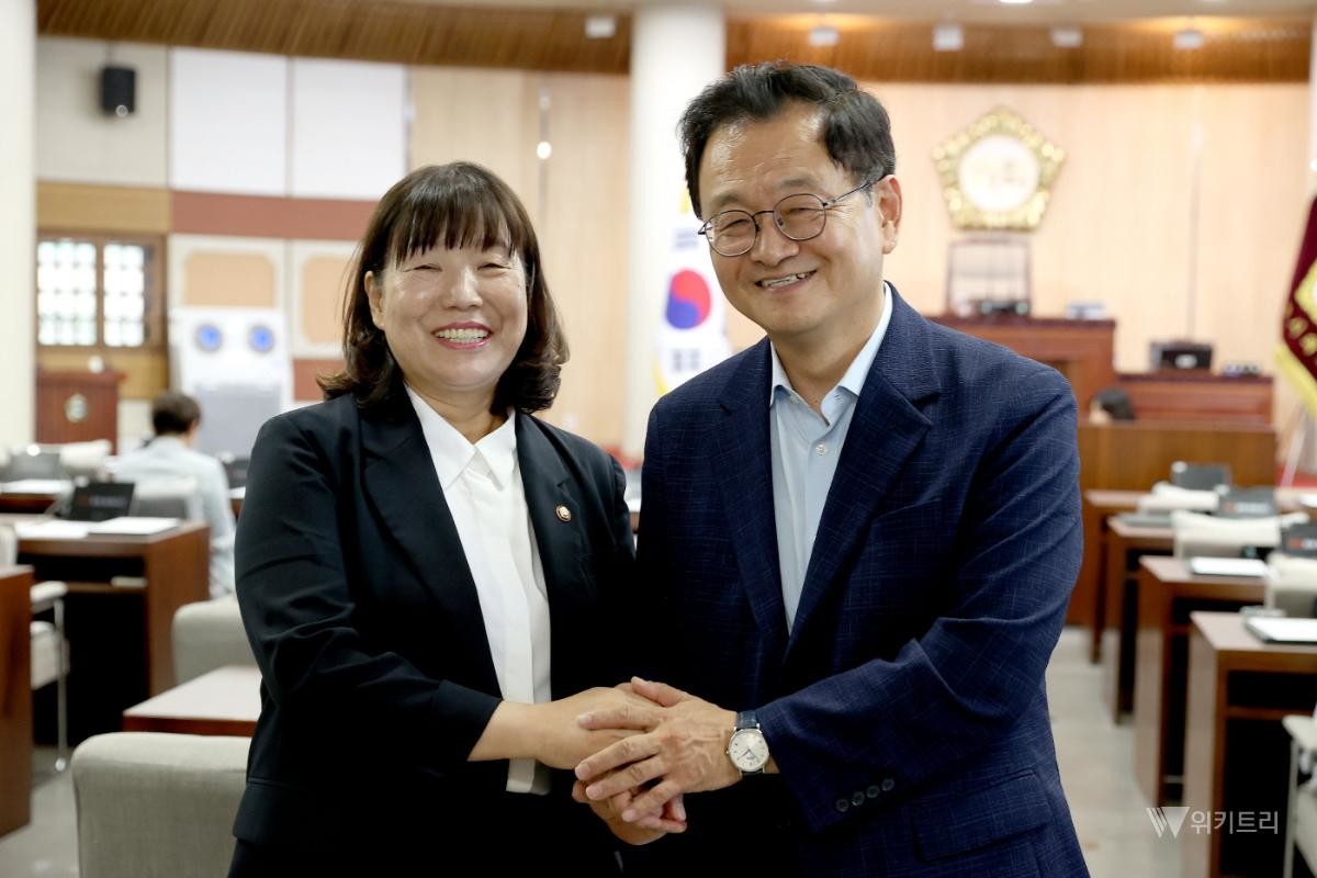 민경선 고양특례시장과 김미수 신임 의장이 악수하고 있다