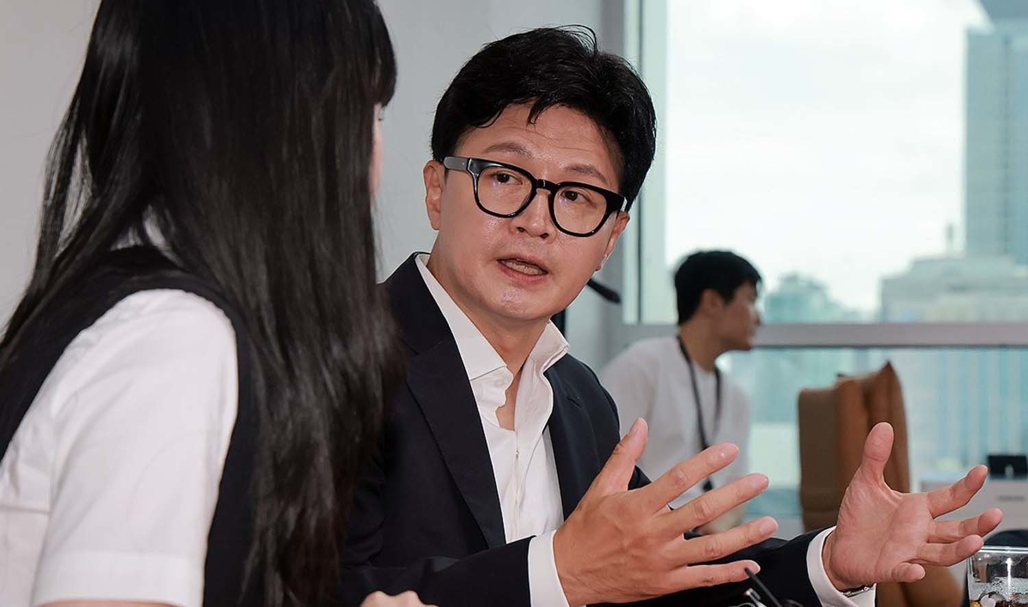 한동훈 무소속 의원이 13일 국회 의원회관 자신의 사무실에서 더불어민주당이 추진하는 검찰 보완수사권 폐지와 관련해 '부산 돌려차기 사건' 피해자와 면담한 뒤 취재진을 만나 면담 내용을 설명하고 있다. / 연합뉴스