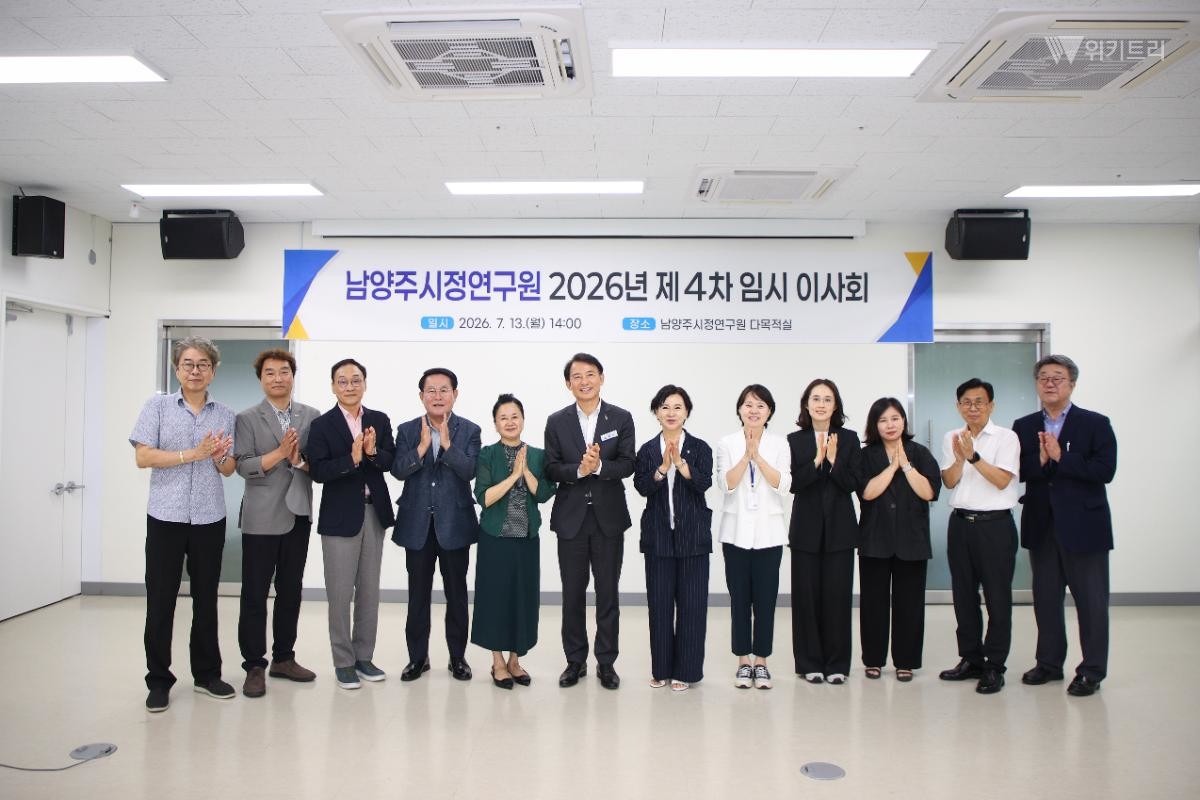 기념 촬영 중인 최현덕 시장과 참석자들
