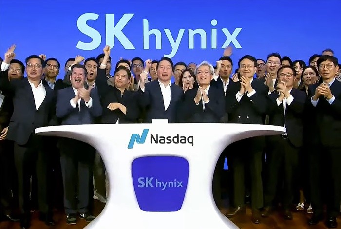 최태원 SK그룹 회장, 최재원 수석부회장, 곽노정 SK하이닉스 대표이사 등 경영진 및 임직원들이 10일 미국 뉴욕 나스닥 타워에서 주식예탁증서(ADR) 나스닥 시장 상장 세리머니를 하고 있다. (SK하이닉스 유튜브 캡쳐) 2026.7.10/뉴스1