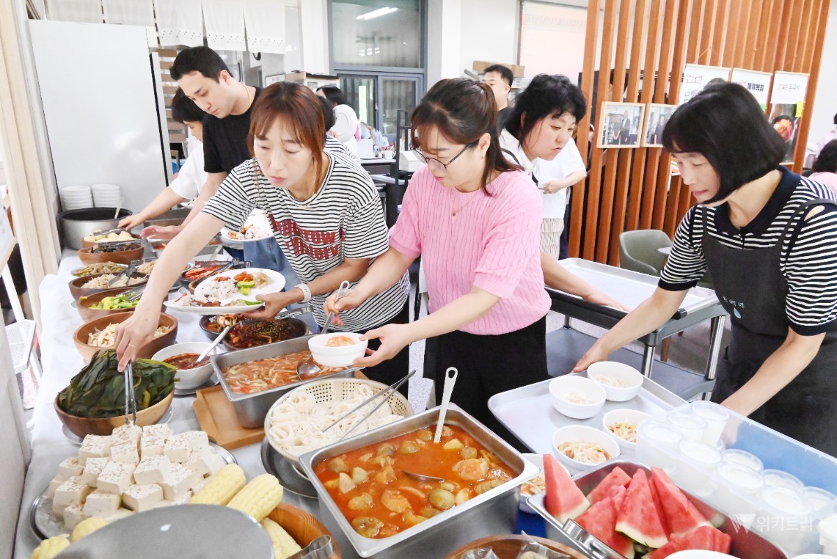 한 그릇의 온기로 연 통합시대…한백년식당, 나눔 실천