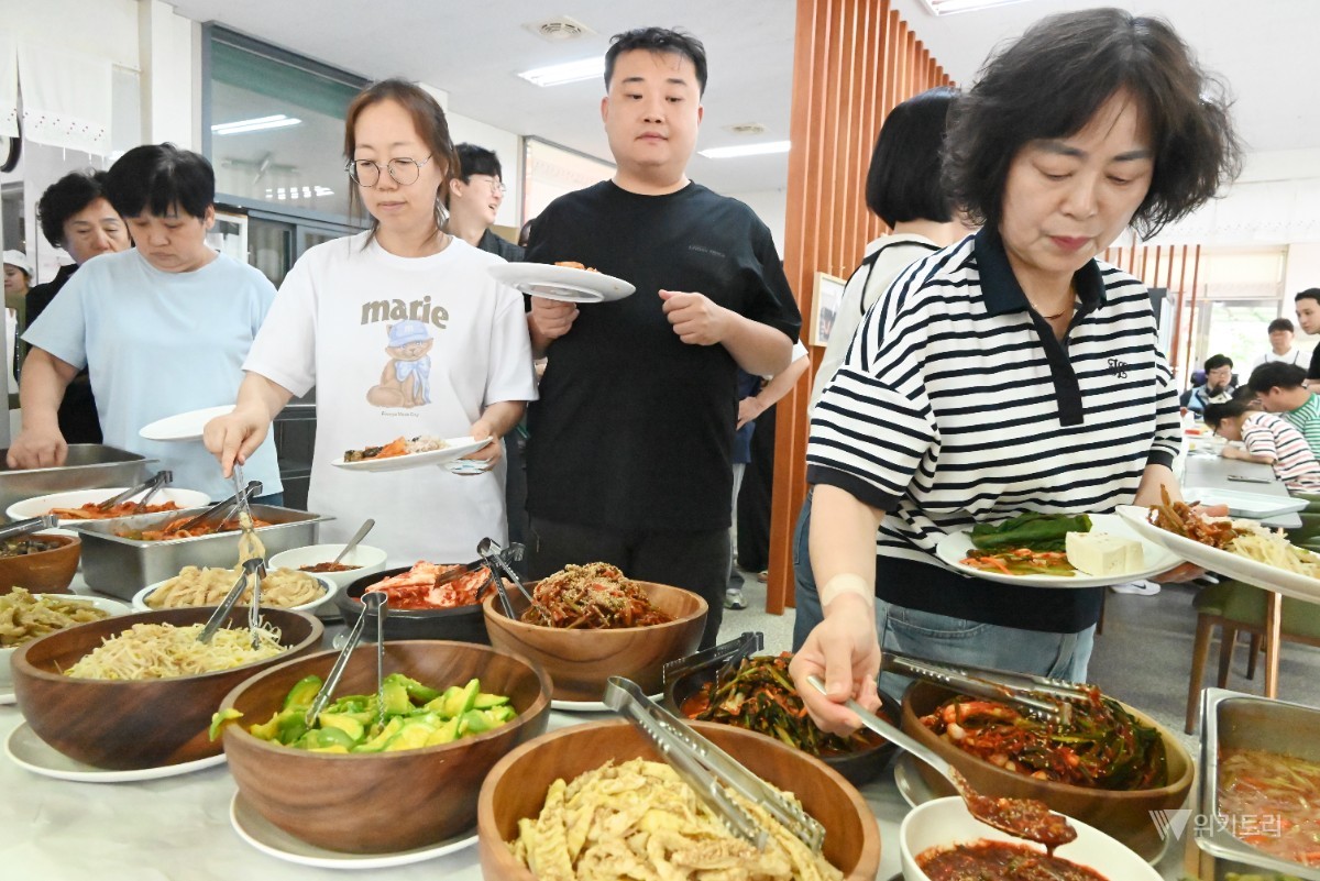 13일 광주시 북구 민주로에 위치한 한백년식당은 '전남광주 통합특별시 출범 축하, 한백년과 함께하는 사회공헌 행사'를 열고 지역 주민과 자원봉사자 등 80여 명에게 정성이 담긴 자연식 밥상을 대접했다. / 노해섭 기자