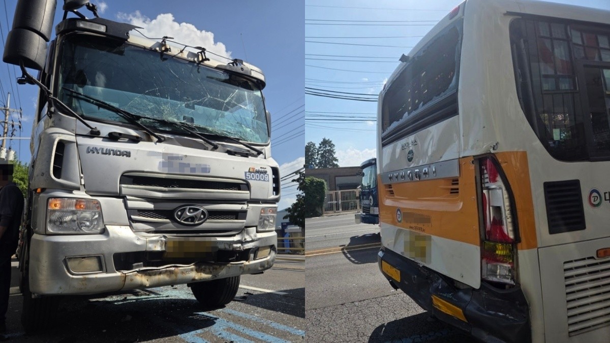 13일 울산 북구 염포동 한 버스정류장에서 화물차가 정차 중이던 시내버스 후미를 들이받았다. 이 사고로 운전자와 승객 등 16명이 다쳤다. / 울산소방본부 제공