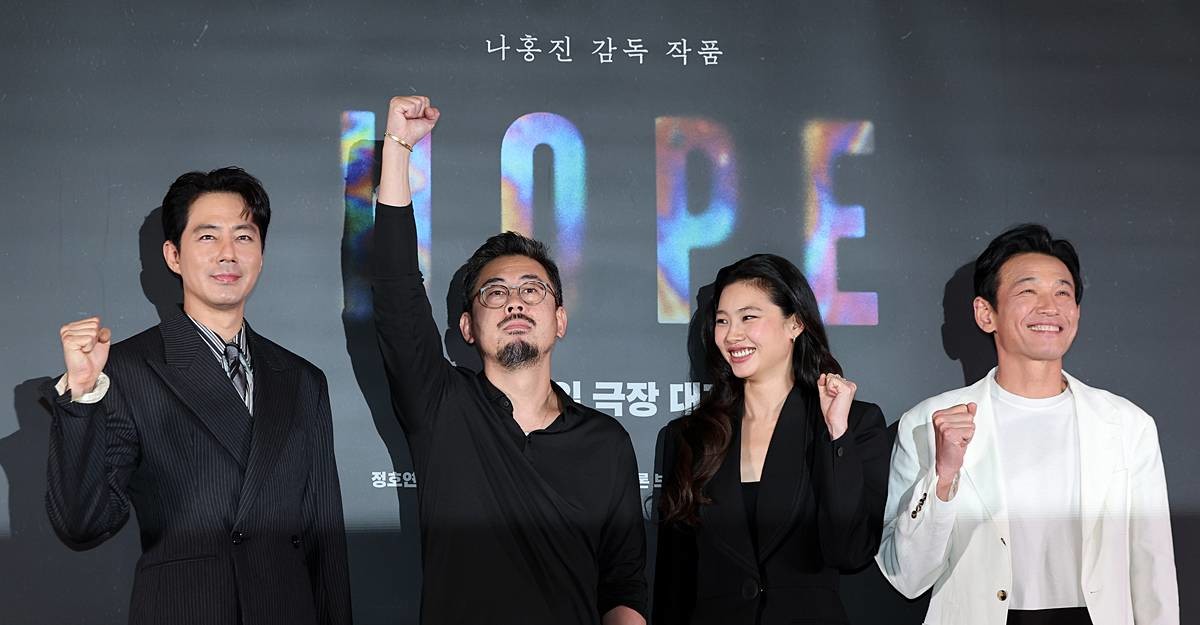 배우 조인성(왼쪽부터), 나홍진 감독, 배우 정호연, 황정민이 지난 6일 오후 서울 강남구 메가박스 코엑스에서 열린 영화 '호프'(HOPE) 언론시사회에 참석해 포즈를 취하고 있다. '호프'는 비무장지대에 위치한 호포항 출장소장 범석(황정민 분)이 동네 청년들로부터 호랑이가 출현했다는 소식을 듣고, 마을 전체가 비상에 걸린 가운데 믿기 어려운 현실과 마주하며 벌어지는 이야기를 그린 작품이다. '추격자', '황해', '곡성'을 연출한 나홍진 감독의 신작으로, 오는 15일 개봉한다 / 뉴스1