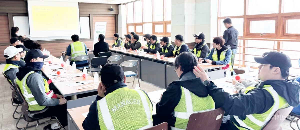 여수광양항만공사(사장 최관호, 이하 ‘YGPA’)는 항만근로자의 주요 건강 위험요인인 근골격계 질환을 예방하기 위해 광양항 건강관리실 인프라를 활용한 직무별 특화 운동 프로그램을 추진했다. / 여수광양항만공사