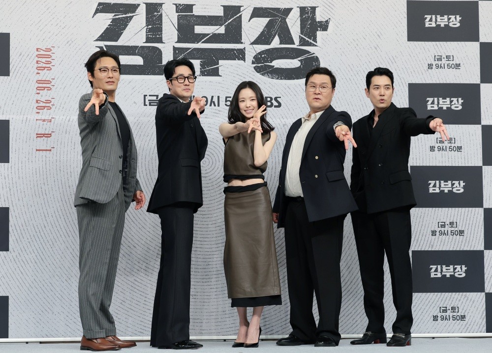 배우 최대훈(왼쪽부터)과 소지섭, 손나은, 윤경호, 주상욱이 6월 25일 오후 서울 양천구 SBS 목동 사옥에서 열린 SBS 금토드라마 ‘김부장' 제작발표회에 참석해 포즈를 취하고 있다. ‘김부장’은 세상에서 가장 평범한 아빠가 하나뿐인 딸을 되찾기 위해 싸우는 복수 액션 드라마다. / 뉴스1